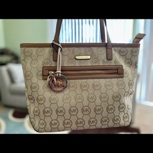 Signature Michael Kors Totes
Absolutely no stains! Inside is impeccable